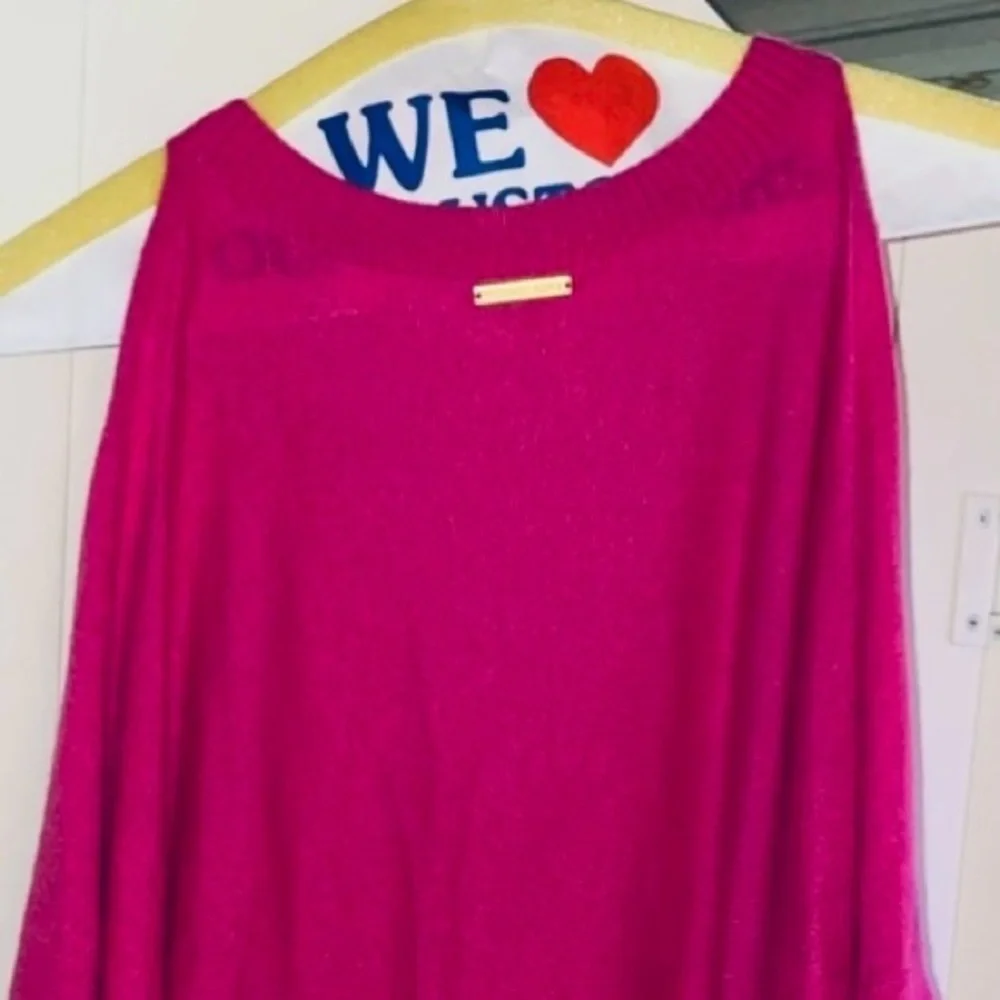 🍀 3 for $25 Hot pink Michael Kors off cold shoulder top women’s size  small
